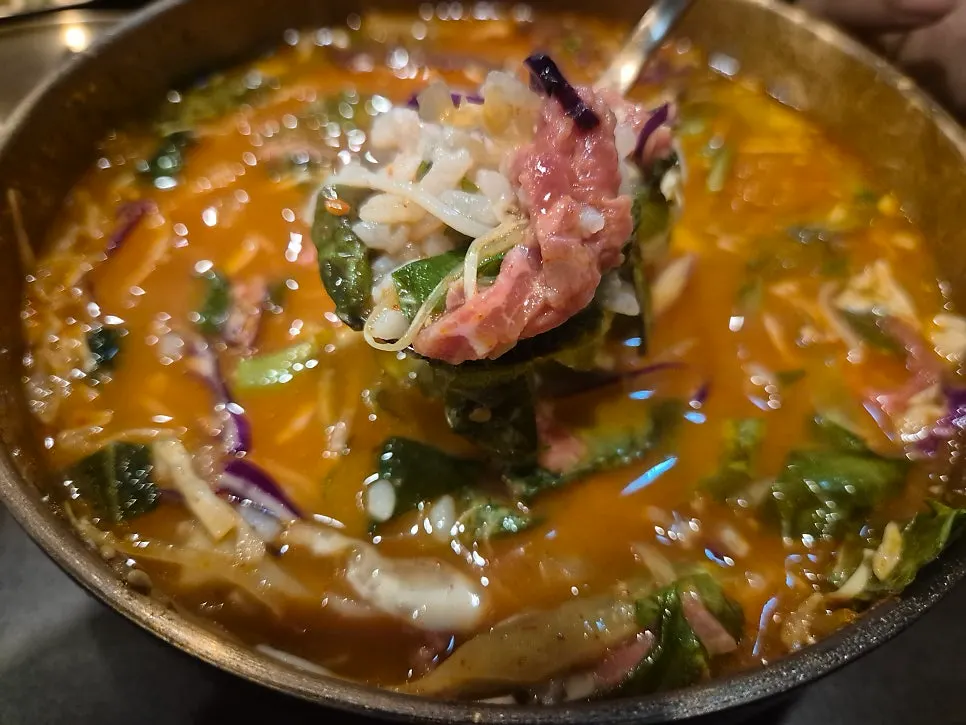 물회 육수에 밥을 말아 넣은 그릇