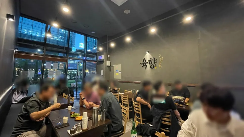 깔끔하게 정돈된 육향 매장 내부