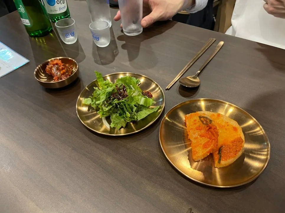 육회와 접시수육이 차려진 저녁 상차림
