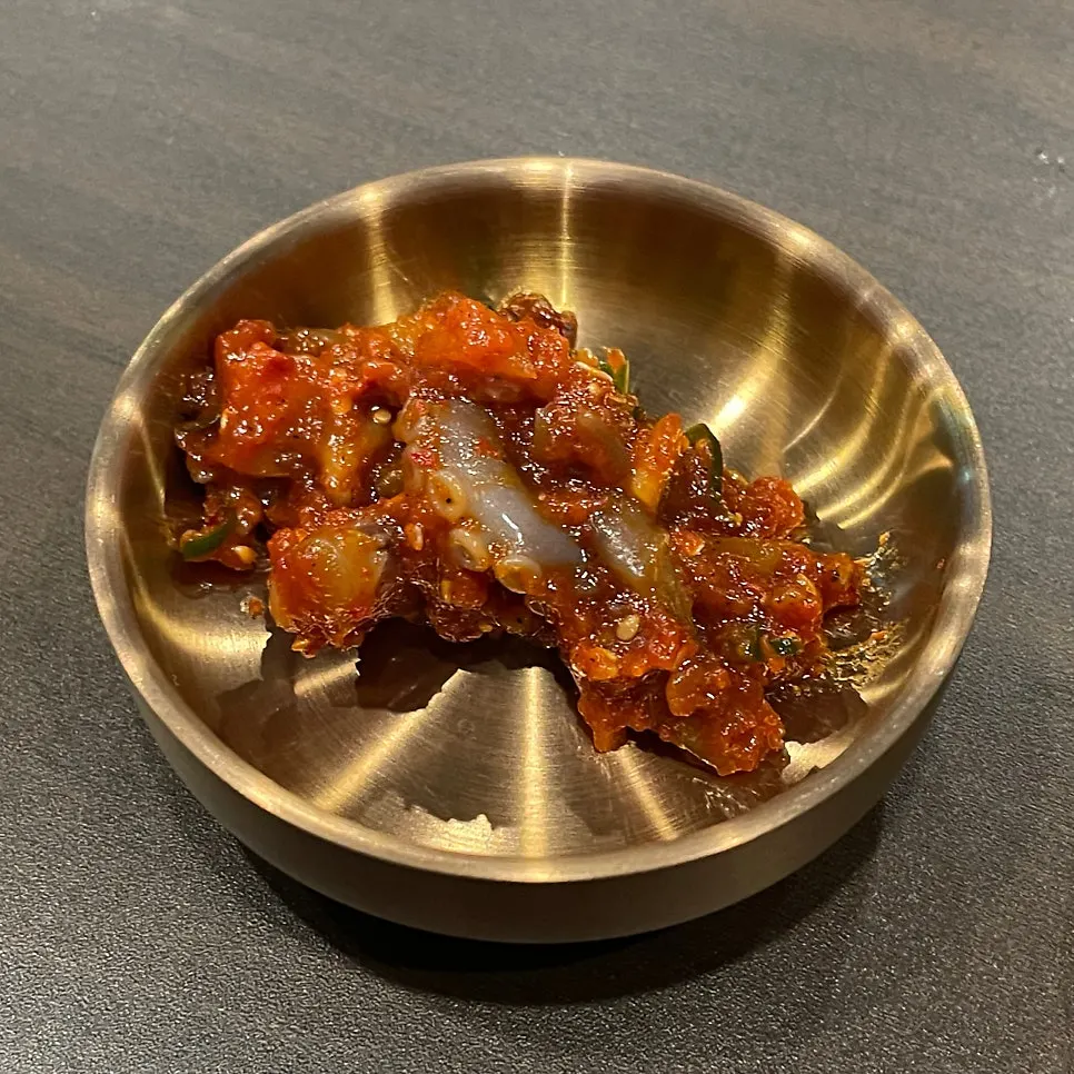 정갈하게 담긴 기본찬 접시