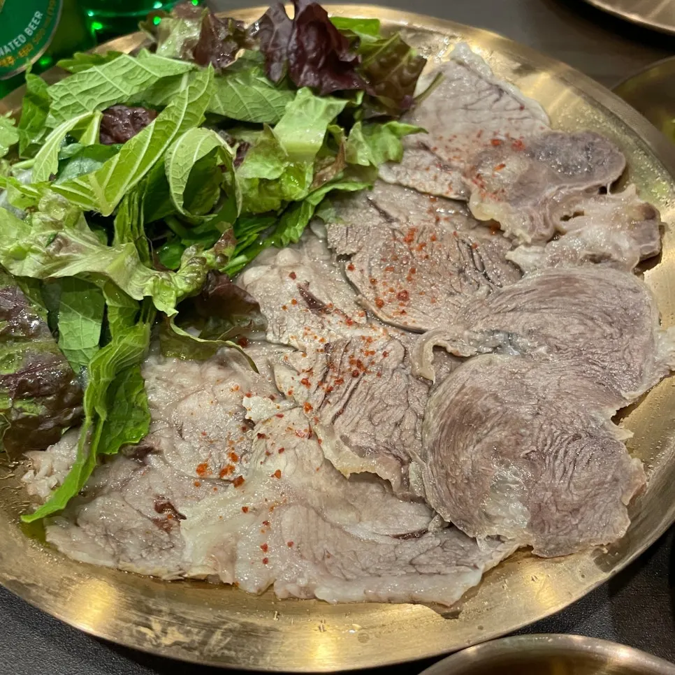 얇게 썰려 나온 한우 접시수육 반접시