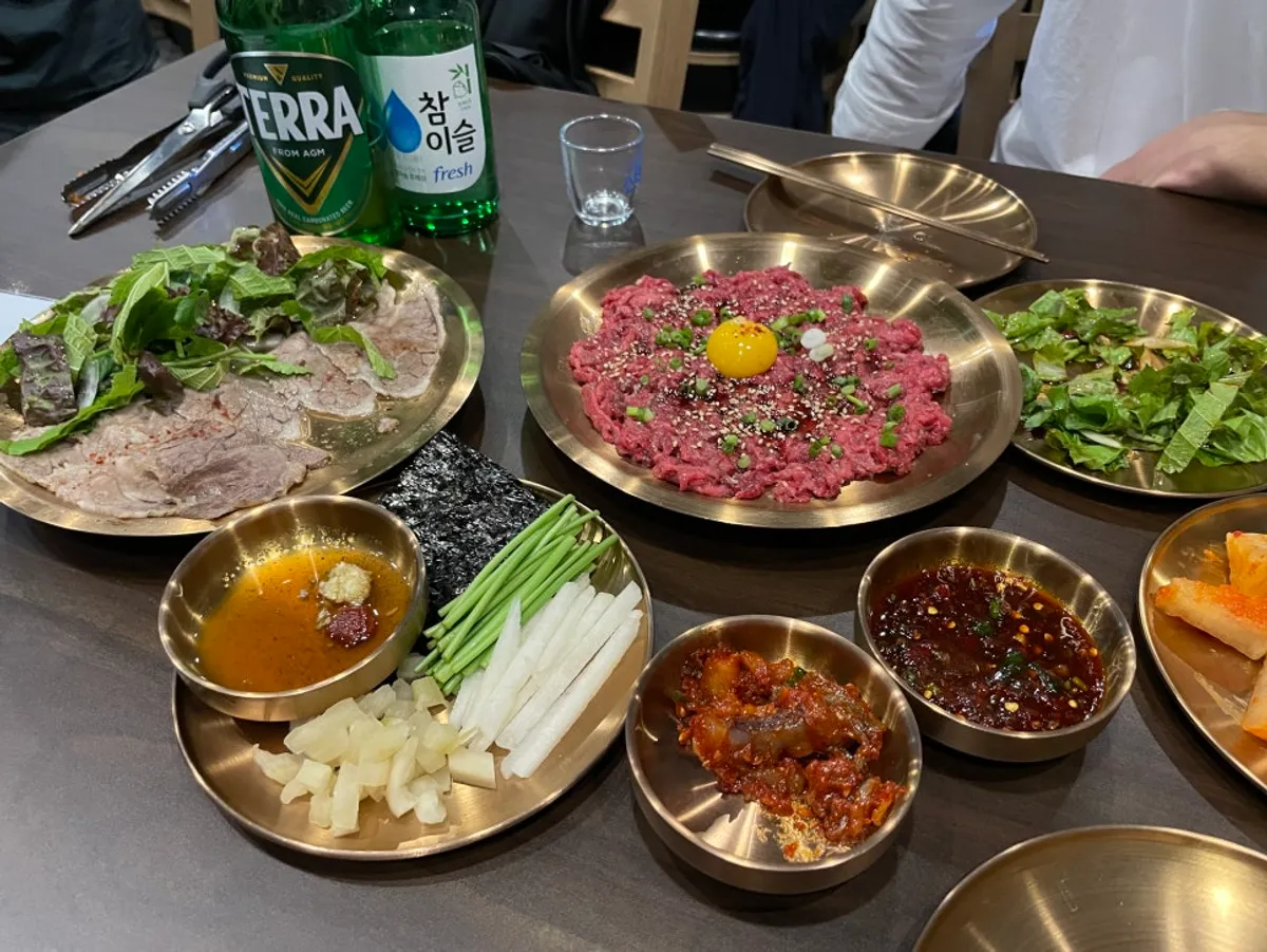 육향 테이블에 차려진 수육과 술 한잔