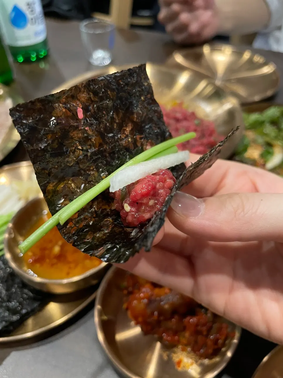 배와 미나리를 곁들인 육회 접시
