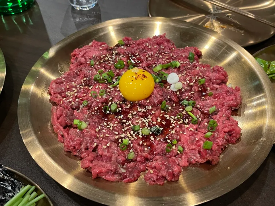 김에 올려 먹는 한우 육회