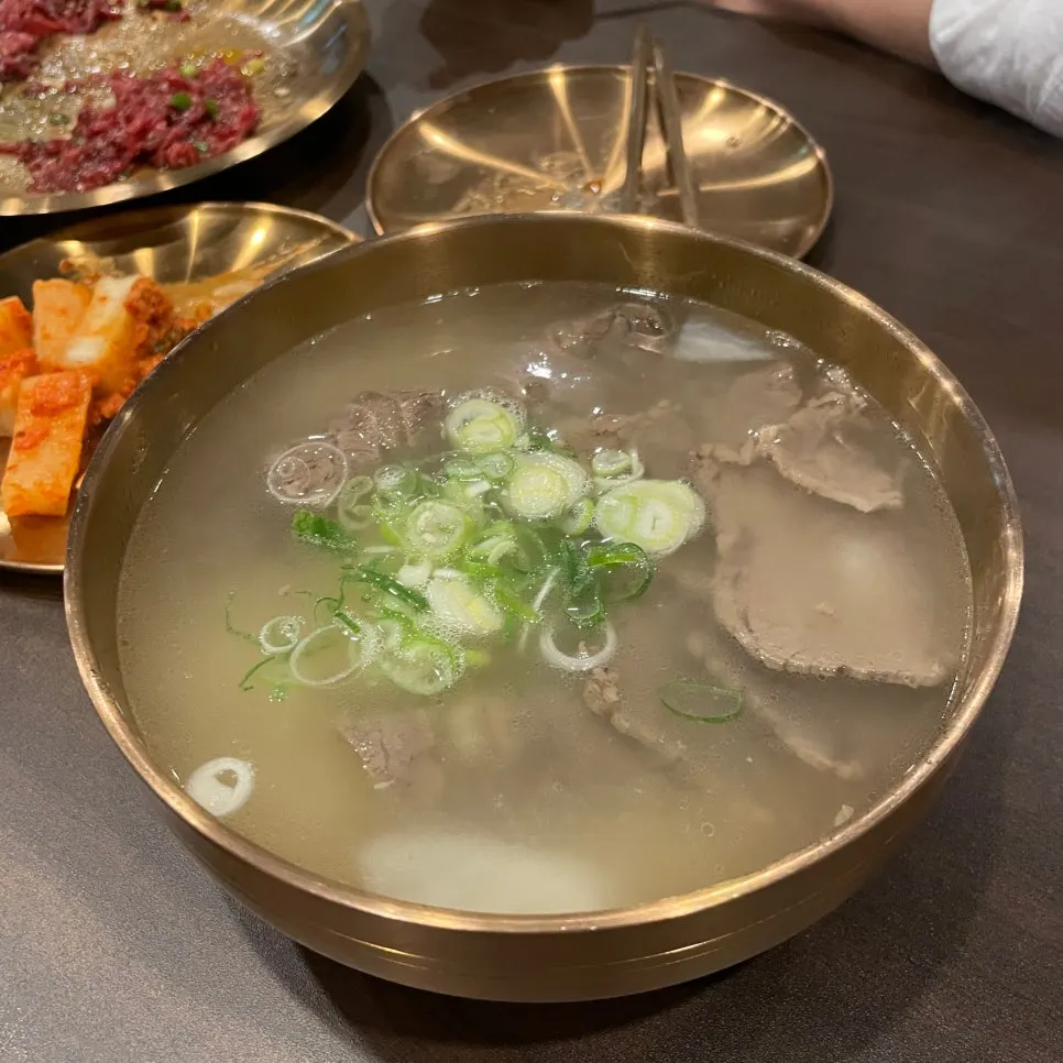 밥이 들어 있는 육향 곰탕 한 그릇