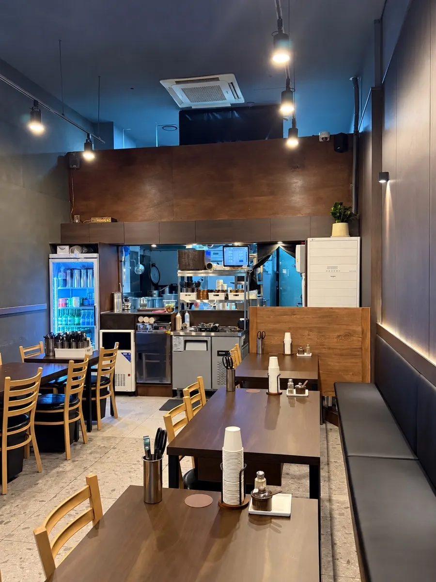 Overview of Yukhwang's seating area