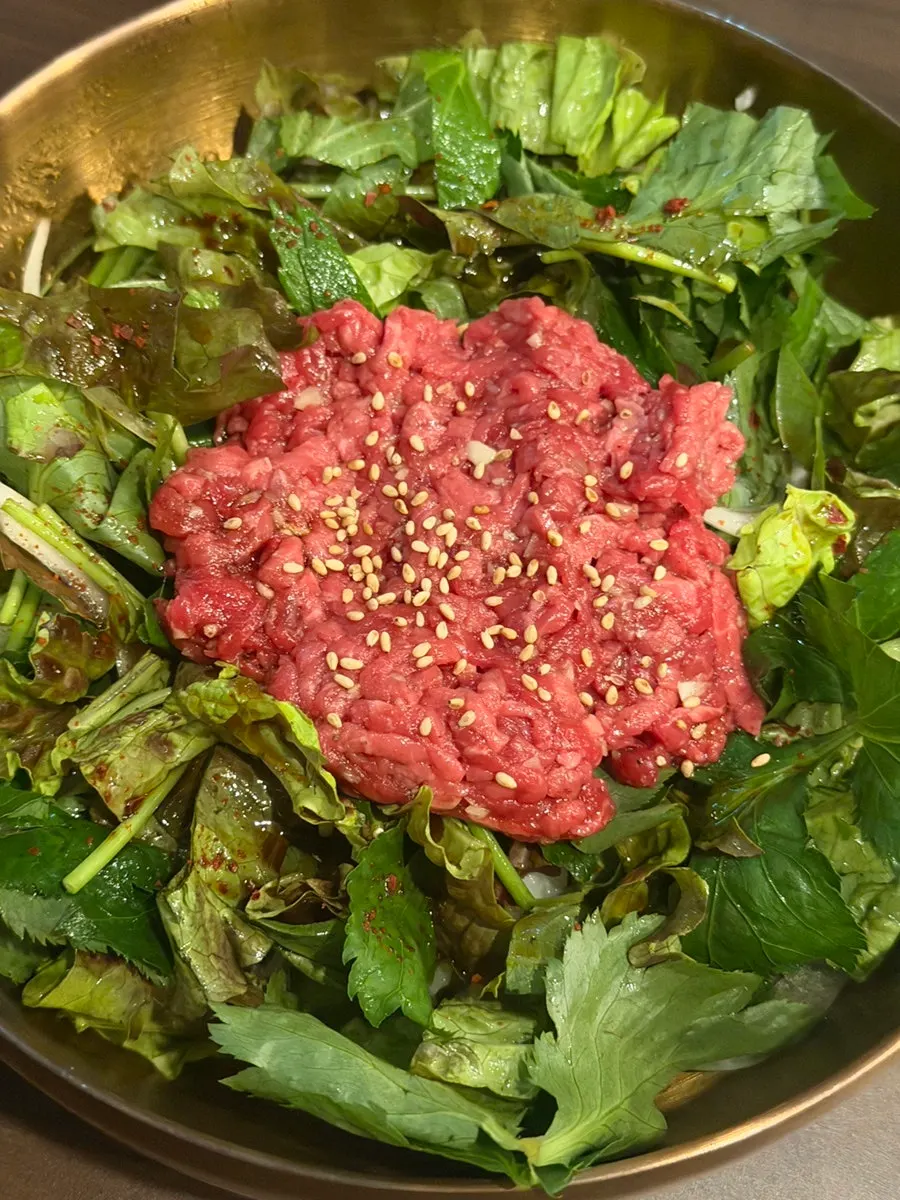 Close-up of raw beef atop the yukhoe bibimbap
