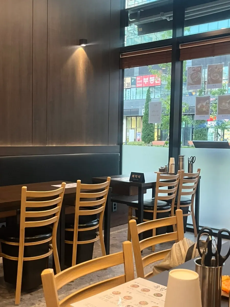 우드톤 테이블이 놓인 육향 내부