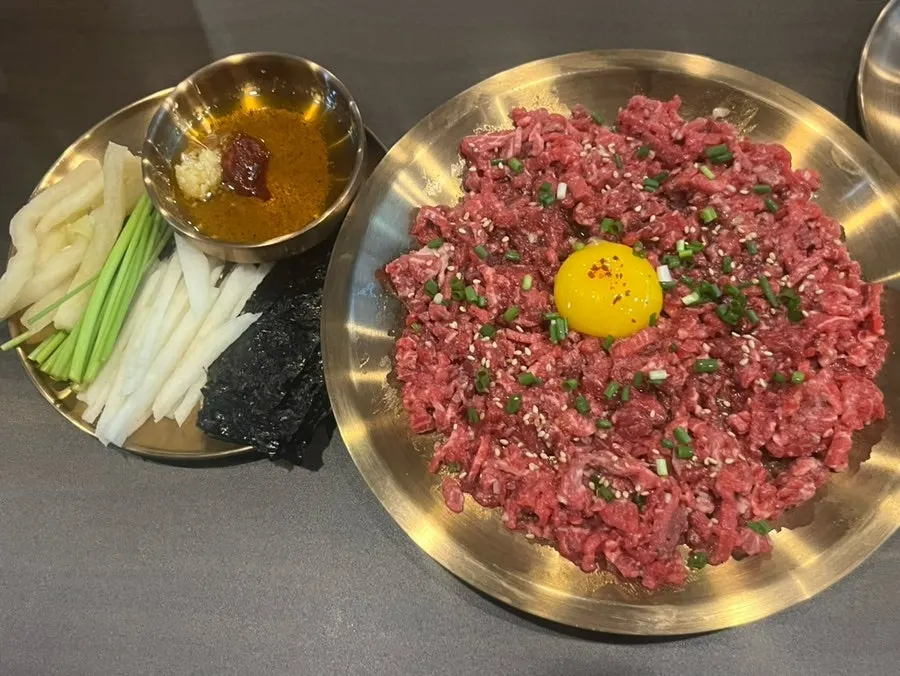 담백한 간장 양념 육회비빔밥