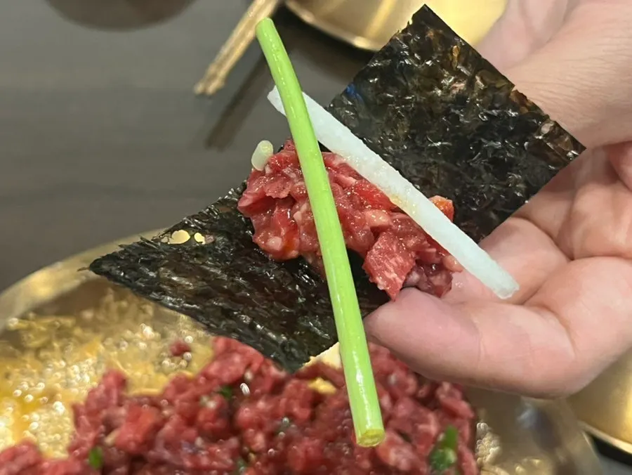 김과 배채를 곁들인 육회