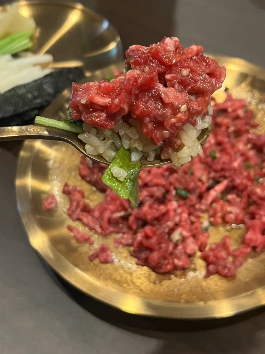 육회비빔밥 위에 올린 단품 육회