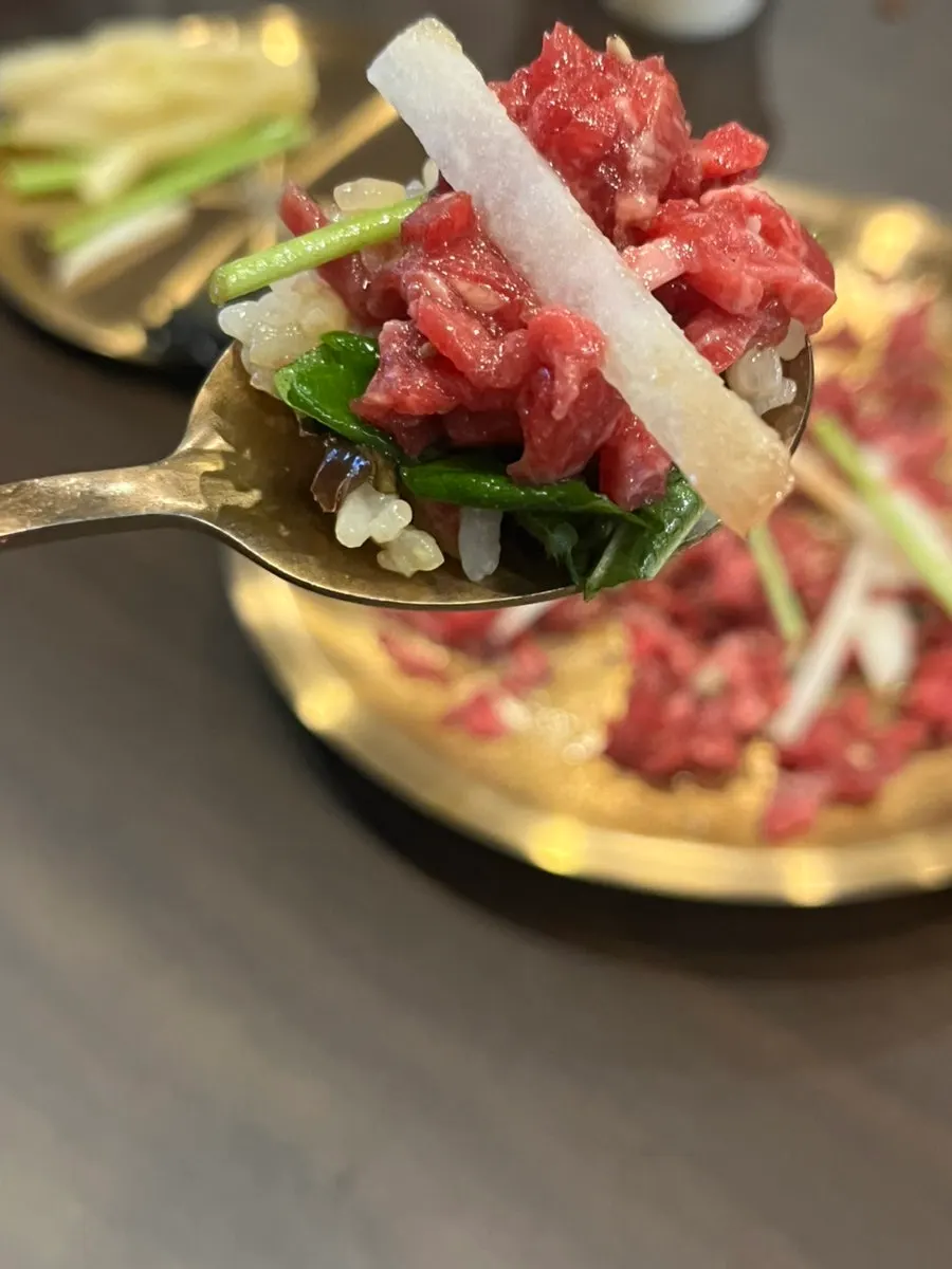 육회를 더한 육회비빔밥 한 숟가락