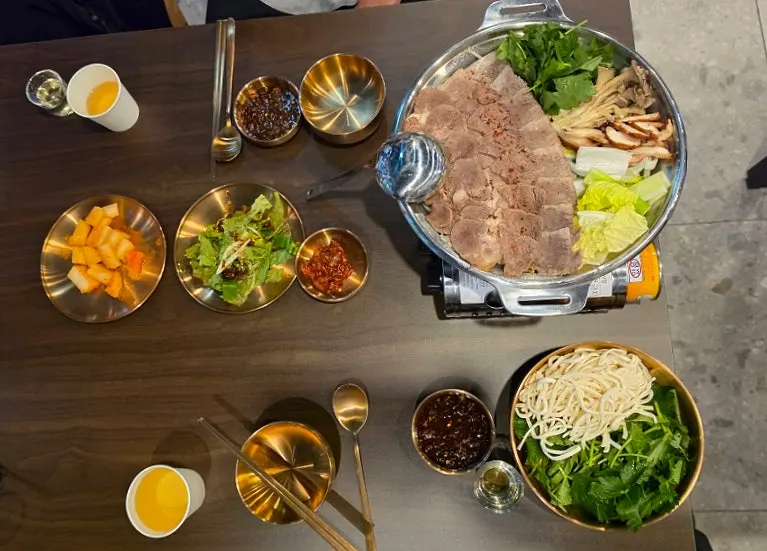 참나물과 버섯을 둘러 담은 육향 수육전골