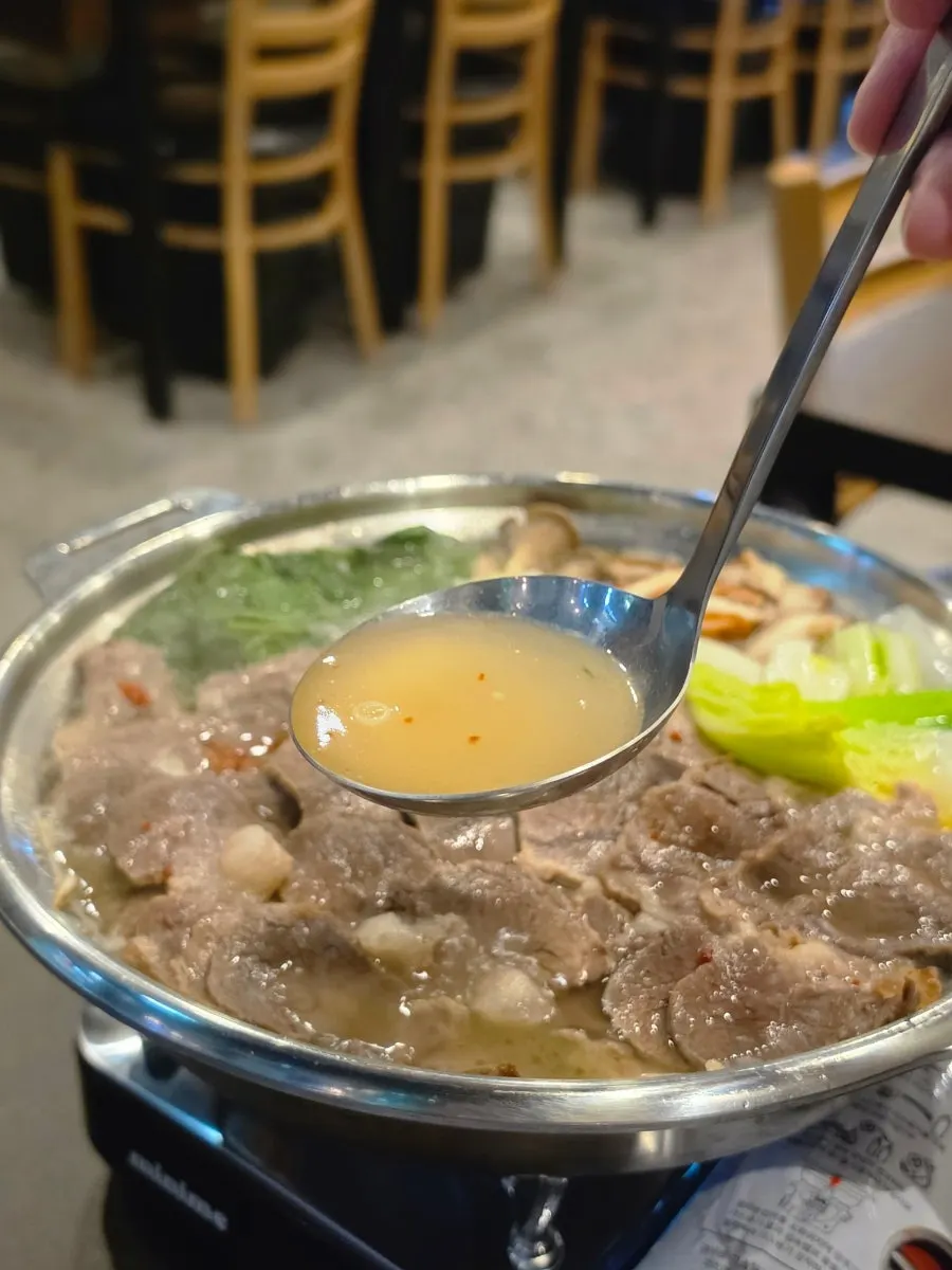 배추와 버섯을 넣고 끓인 수육전골