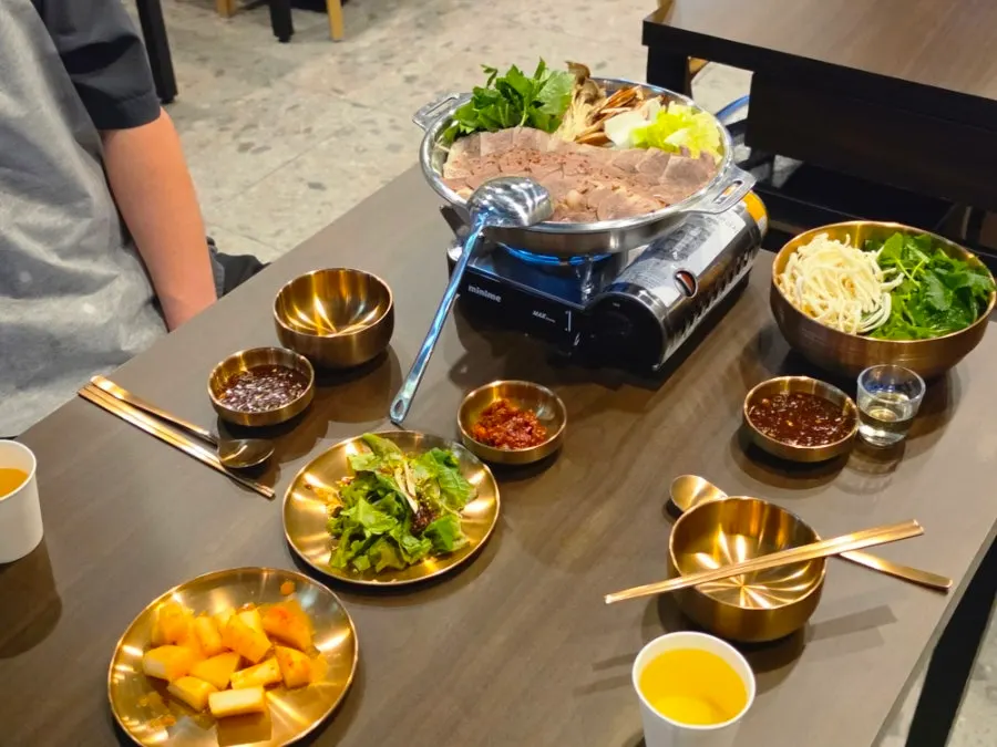 칼국수와 채소를 넣은 수육전골 마무리