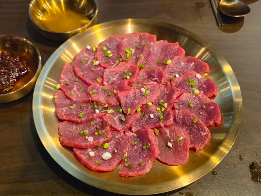 도톰하게 썬 뭉티기와 참기름 소스