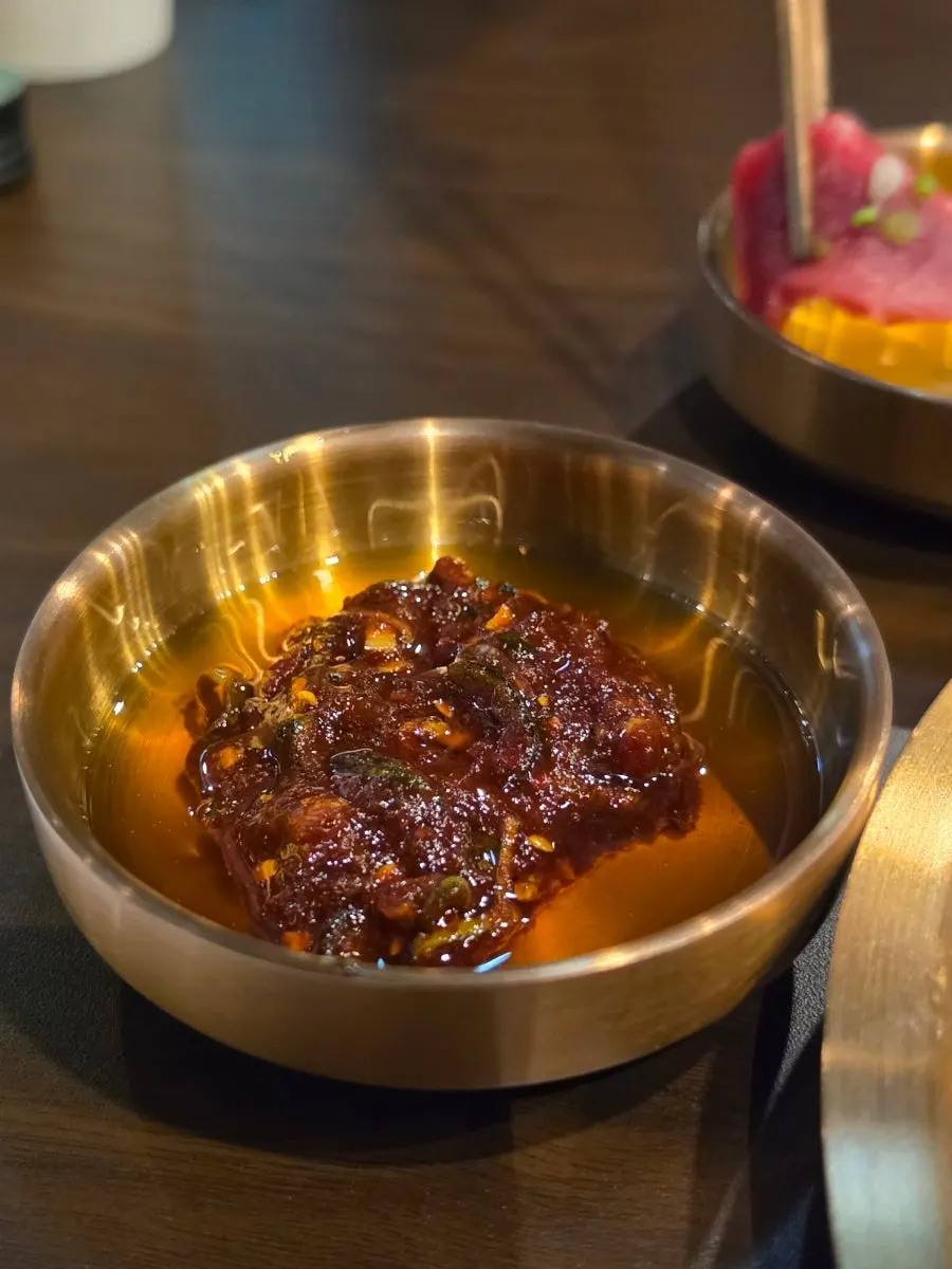 참기름 소스에 찍은 뭉티기 한 점