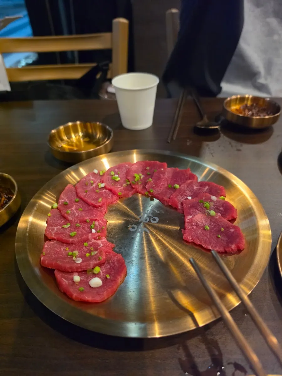 메뉴판에서 본 육회비빔밥 안내