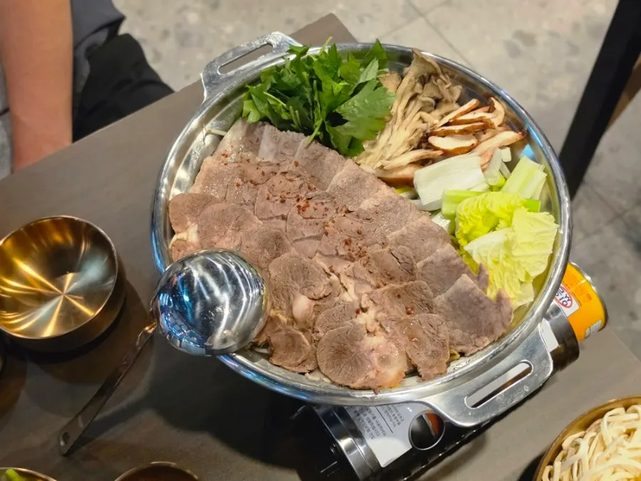 채소와 버섯이 넉넉한 육향 수육전골