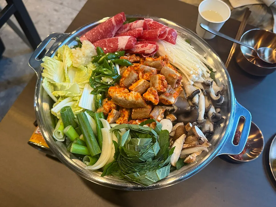 Medium hanwoo gopchang hot pot served unboiled