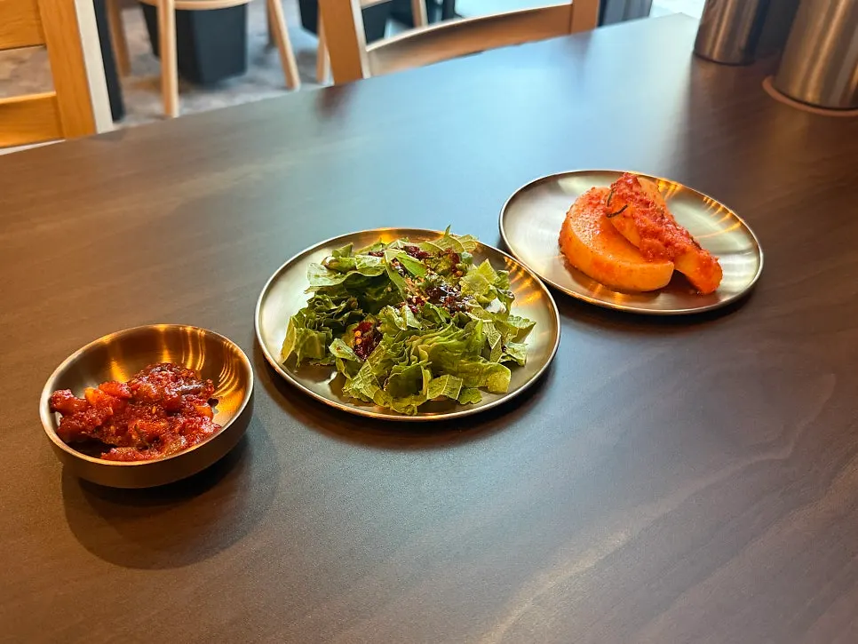 Basic side dishes of dressed lettuce salad and seokbakji radish kimchi