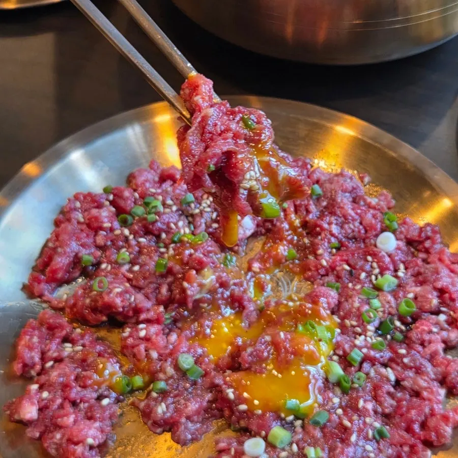 Wrapping yolk-mixed yukhoe in seaweed
