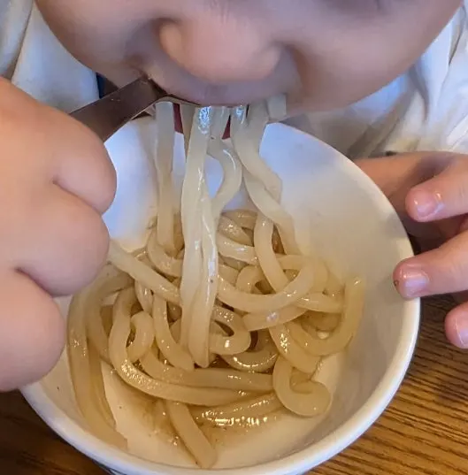 Top-down view of the fish cake udon