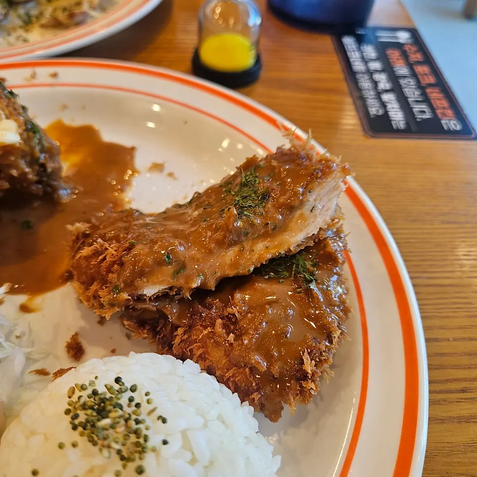 셀프바에서 챌겨온 반찬 접시