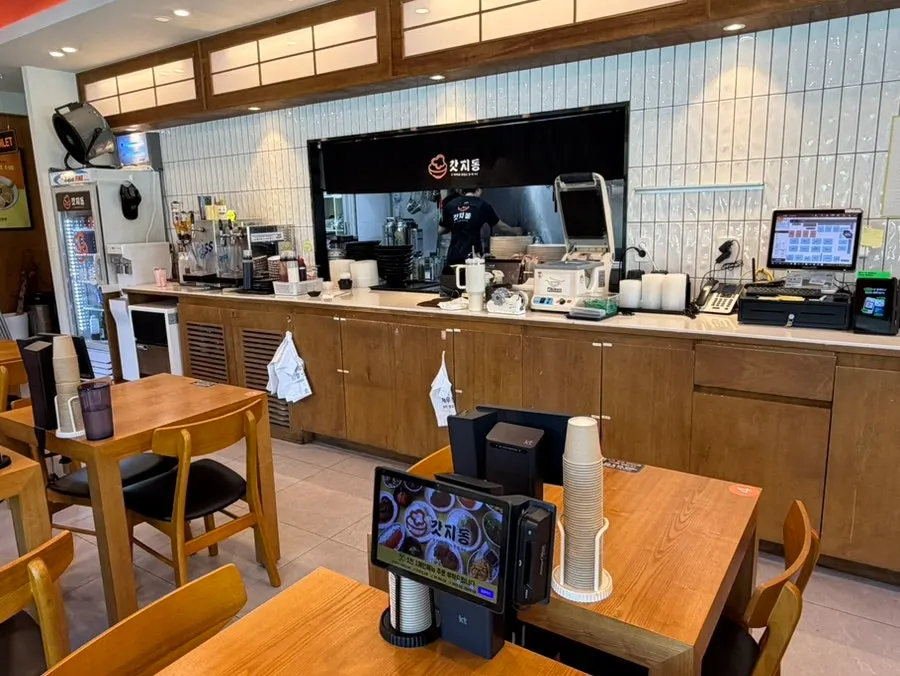 2-person and 4-person table seating at Gatjidong Busan Jangjeon Branch
