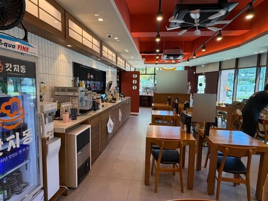 The tidy, spotless dining hall at Gatjidong Busan Jangjeon Branch