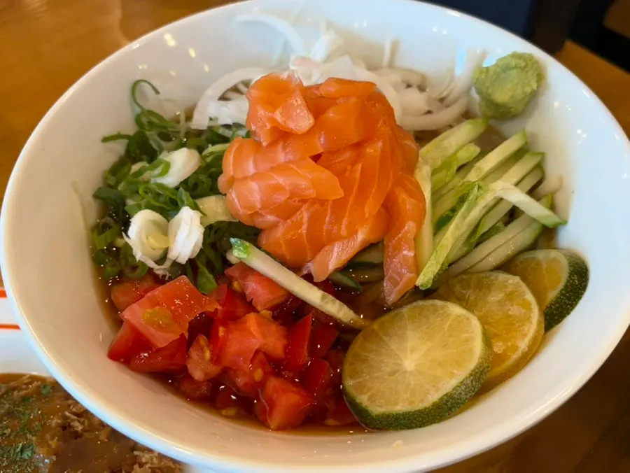 Salmon udon topped with tomato and citron