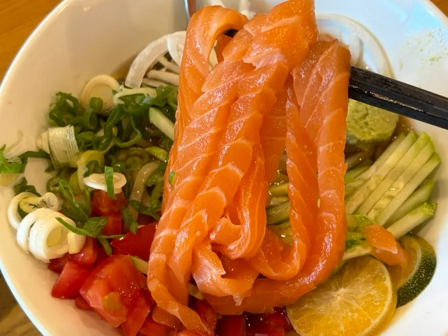Long-sliced salmon piled generously over the udon noodles