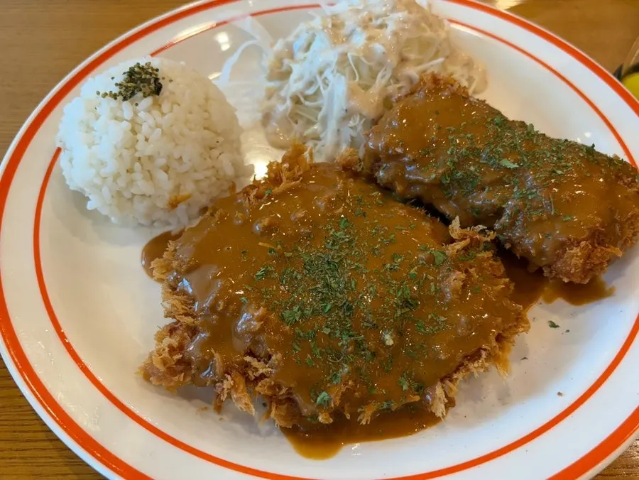 A half-and-half plate of cheese tonkatsu and pork loin tonkatsu