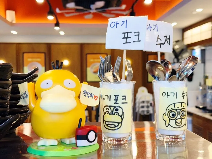 밝은 조명의 테이블 공간