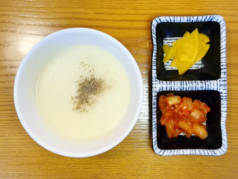셀프바에서 가져온 밥과 스프 세팅