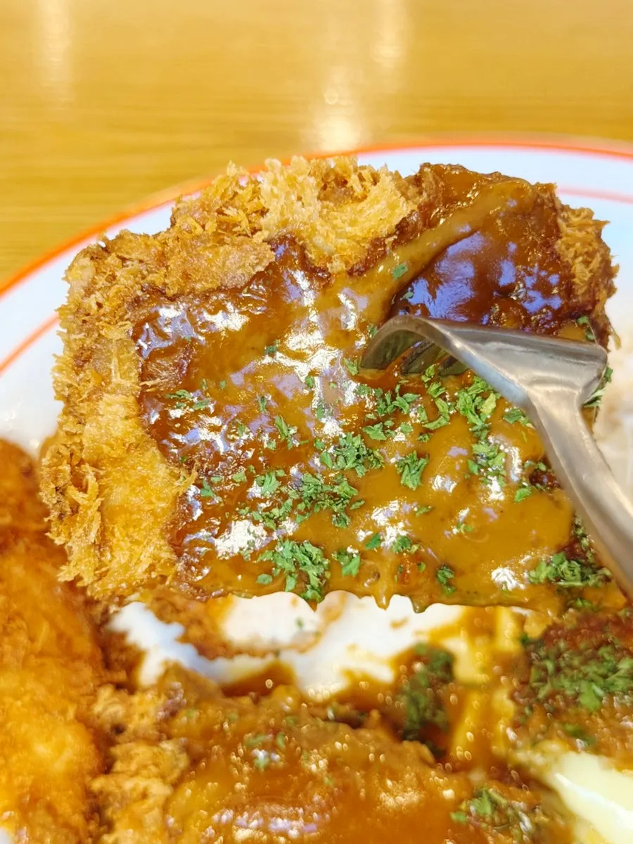 치즈돈까스 한 조각 클로즈업