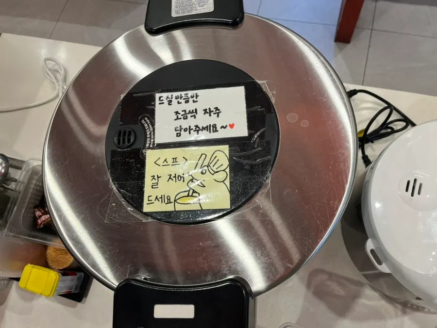 Close-up of the soup container at the self-serve bar