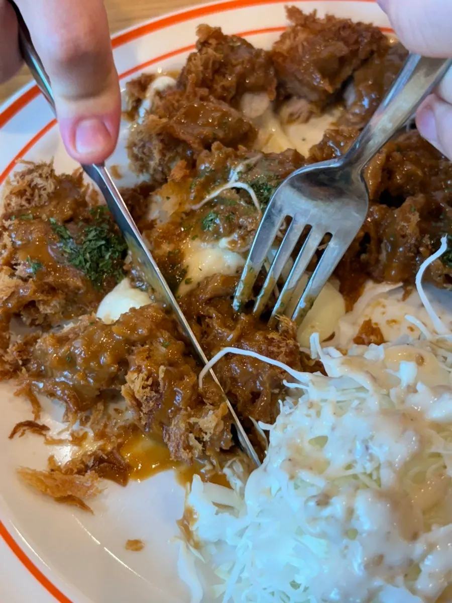 치즈돈까스 옆에 놓인 모래시계 타이머