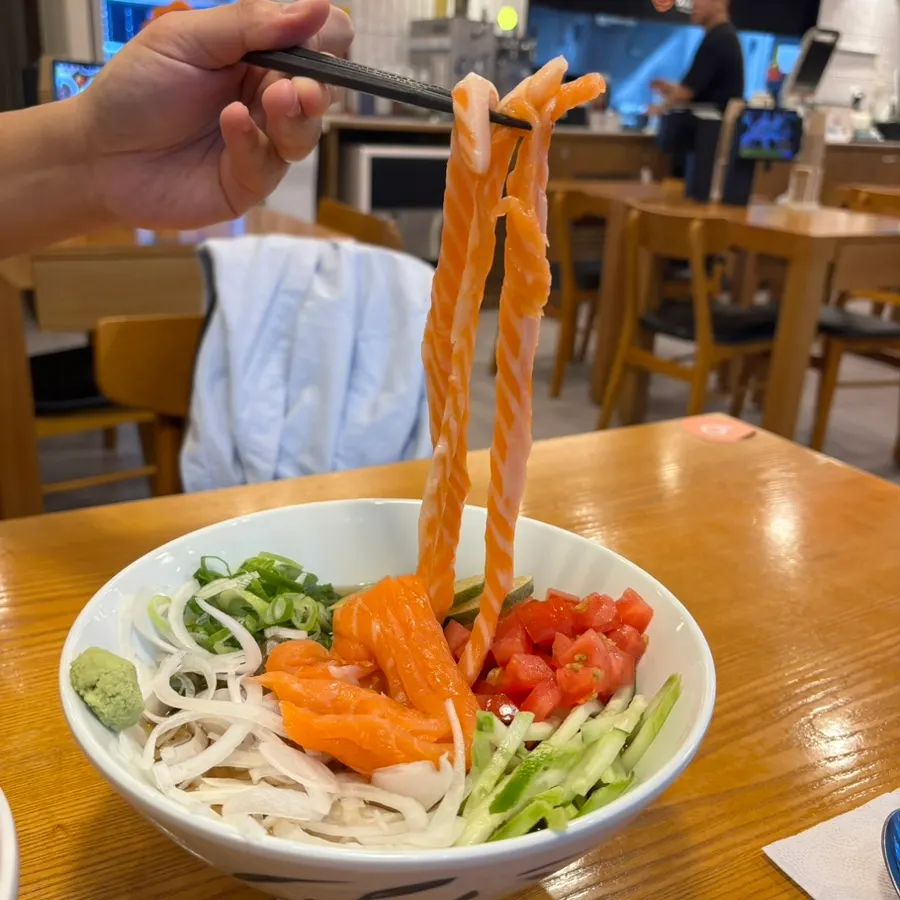 Citrus salmon udon topped with salmon and tomato
