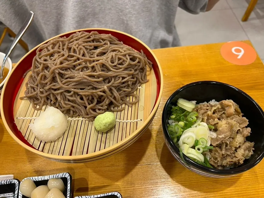 Pan-memil buckwheat soba dan mini gyudon disajikan dengan tsuyu