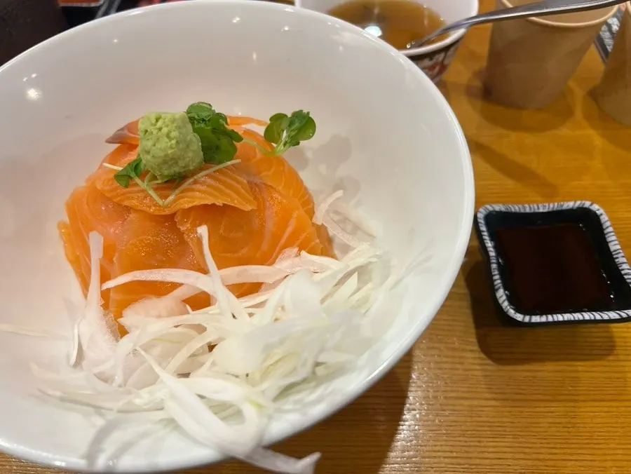 Semangkuk mini gyudon dengan potongan daging sapi