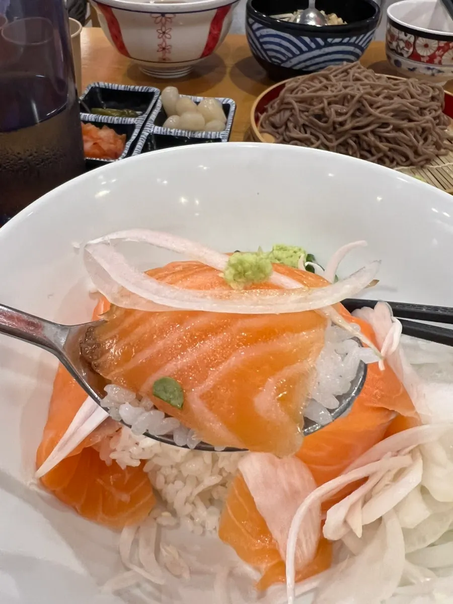 Sake-don yang disiapkan setiap hari dengan salmon, wasabi, dan bawang bombay