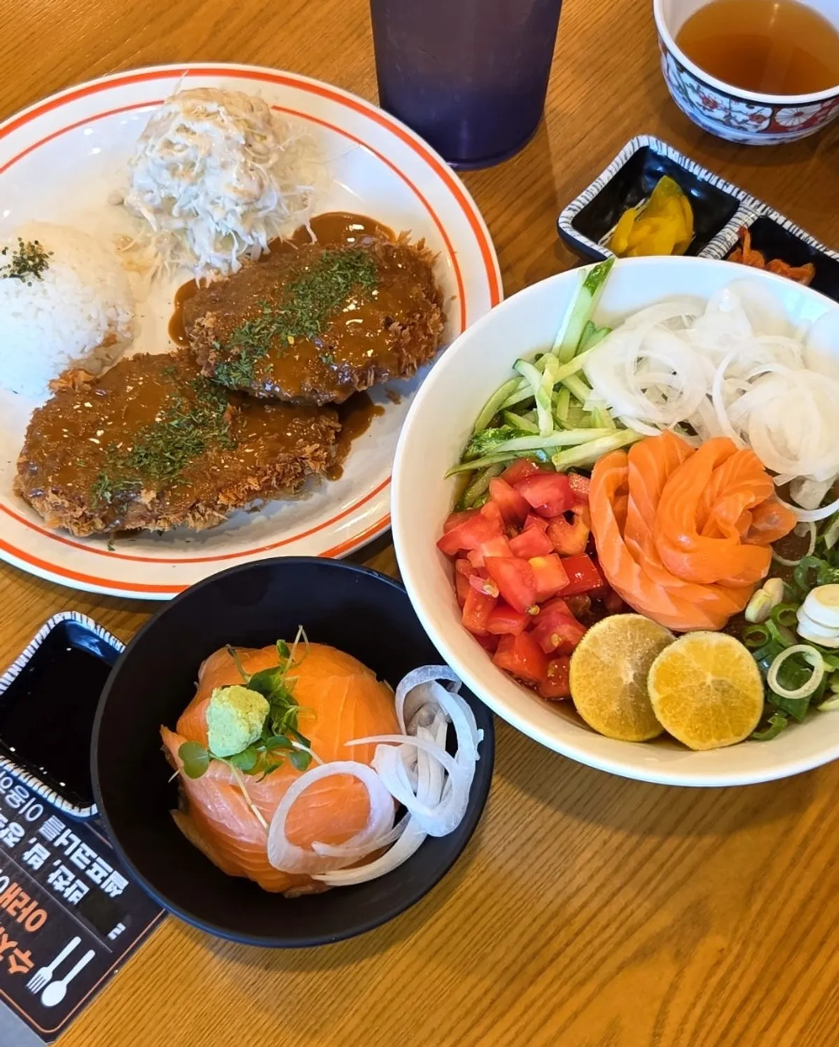 갓지동 토마토 청귤 연어우동과 미니 사케동 세트 상차림