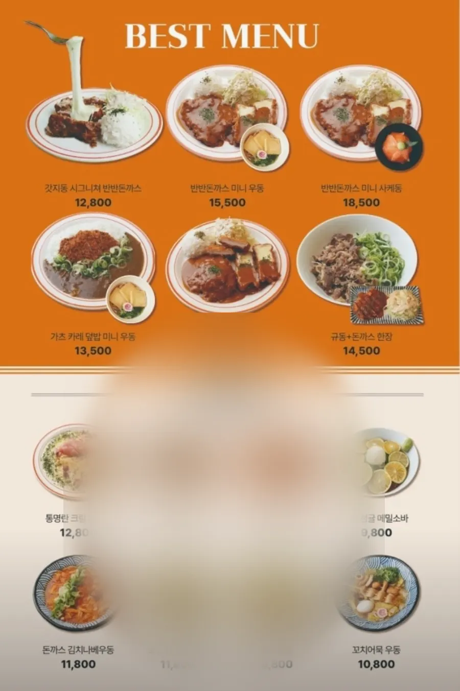 우드톤 테이블이 놓인 갓지동 매장 내부