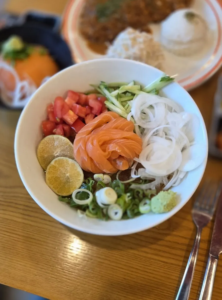 연어가 올라간 토마토 청귤 연어우동 한 그릇