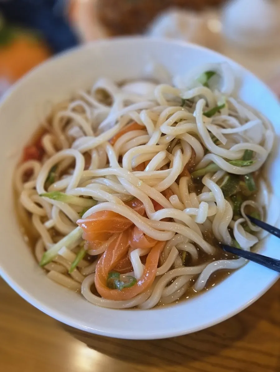 우동면을 들어 올린 토마토 청귤 연어우동