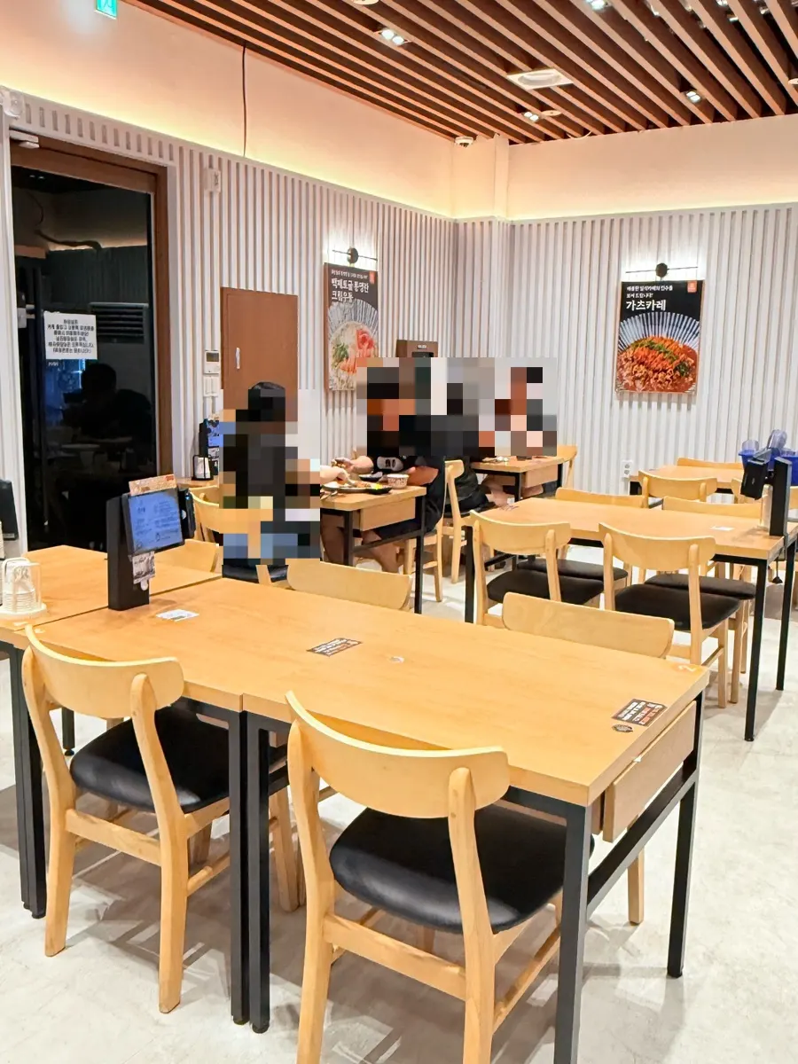 Spacious table seating at Gatjidong Noeun Branch
