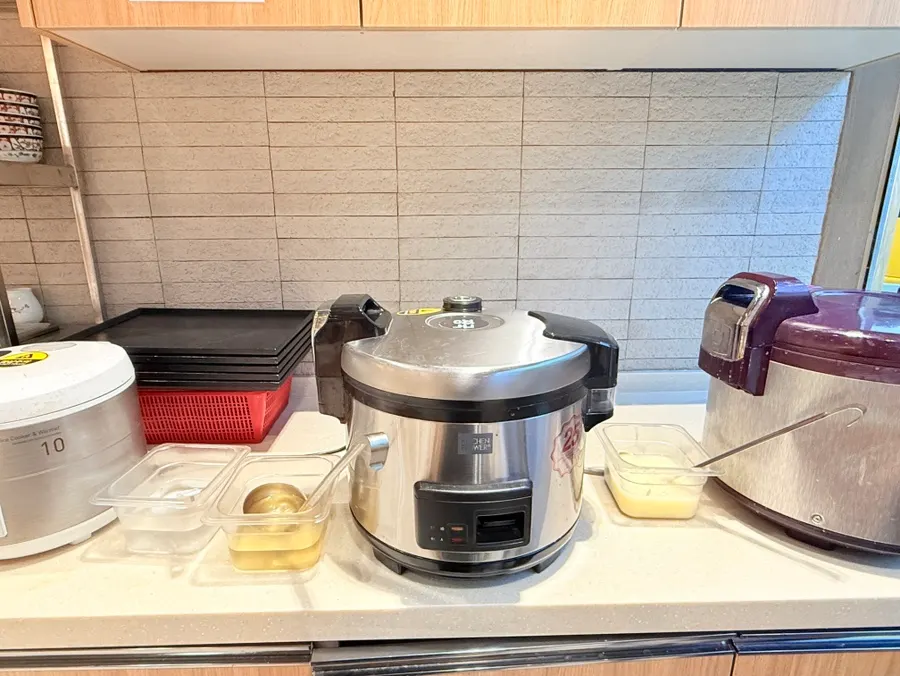 Self-bar with broth and rice station