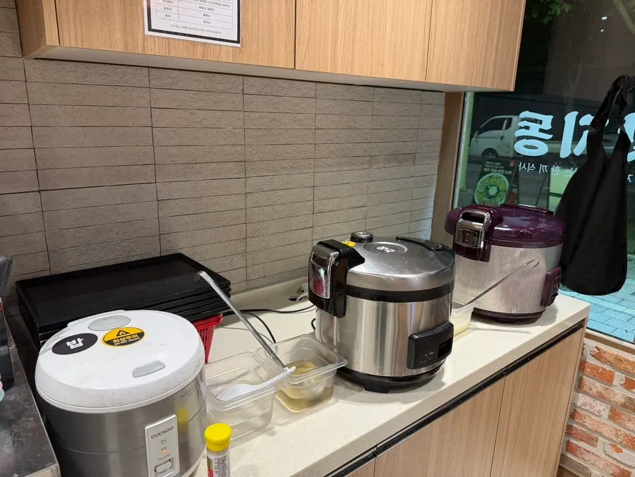 Self-serve corner at Gatjidong Noeun Branch