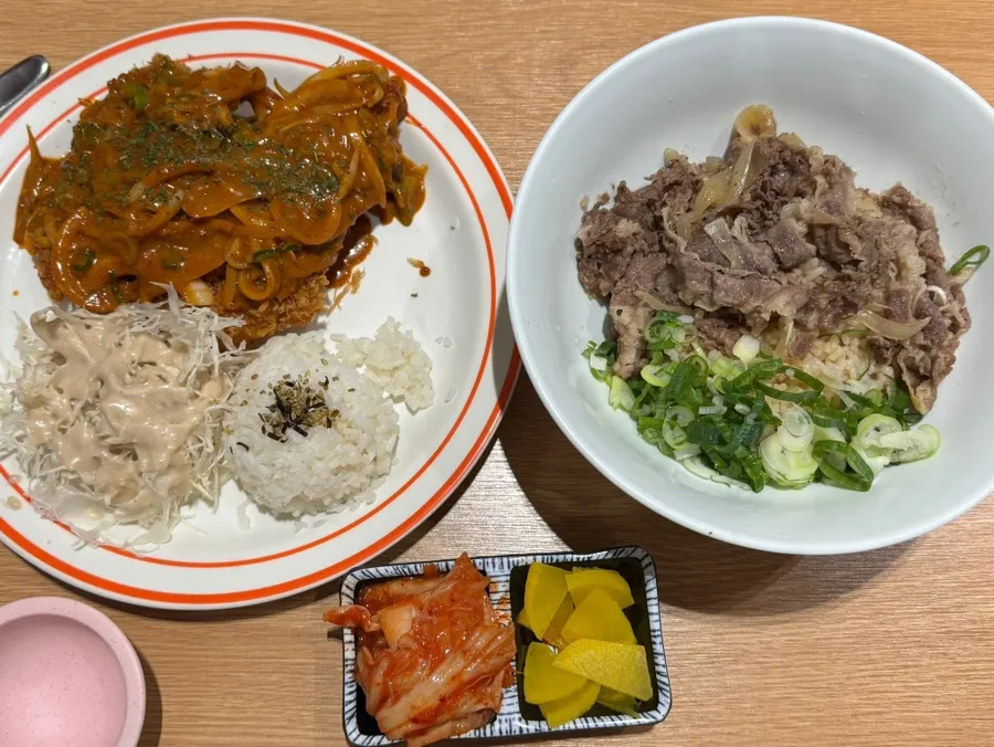 어니언 소스가 올라간 매콤어니언 돈까스
